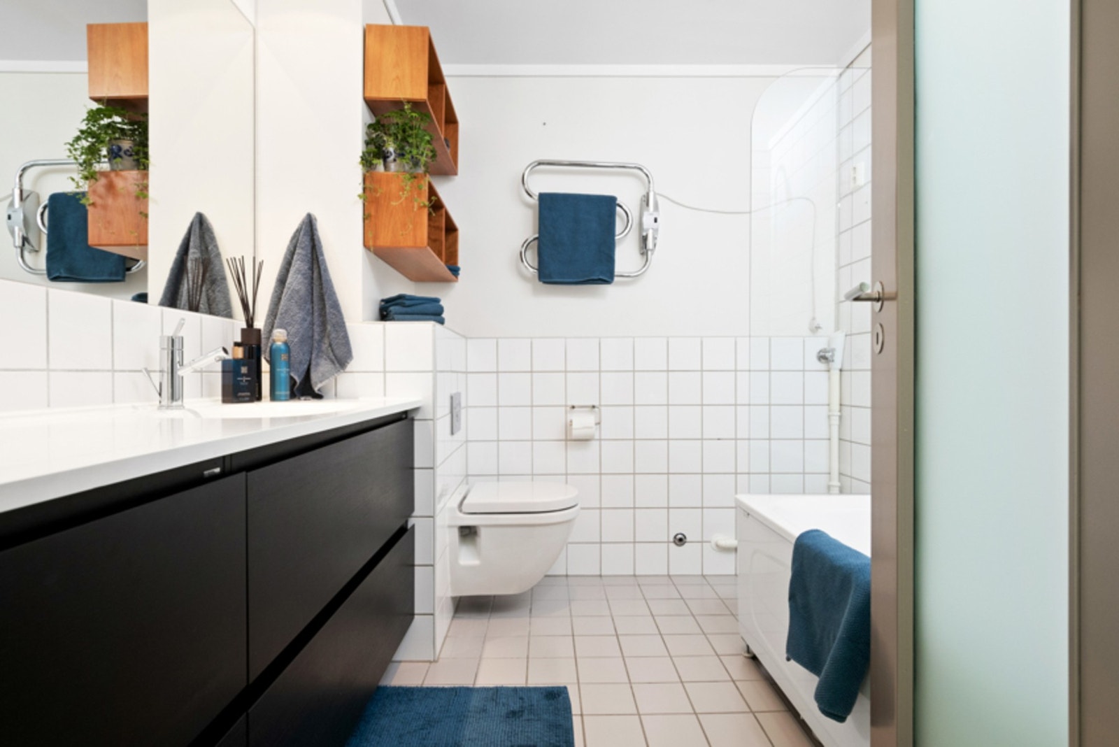 Leiligheten har et flislagt bad med varme i gulvet, downlights og god utnyttelse av plassen. Galleribilde