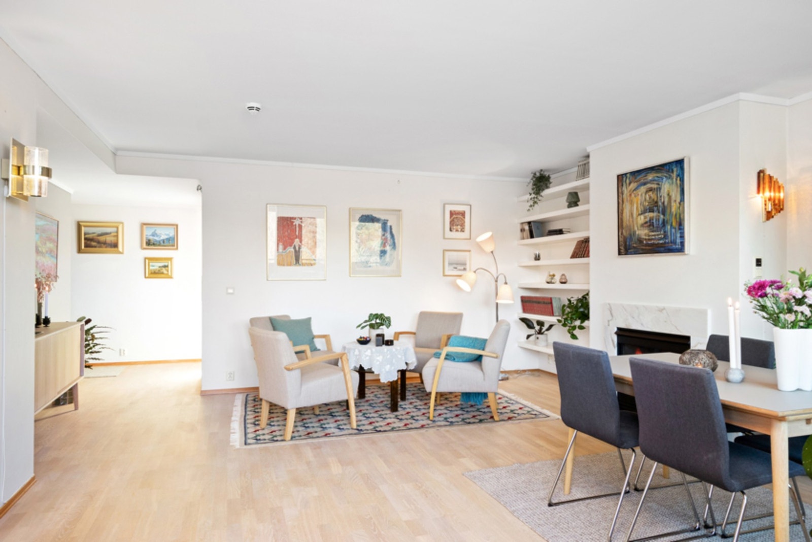 Dette er en lys og gjennomgående 3-roms selveierleilighet i fjerde etasje. Galleribilde