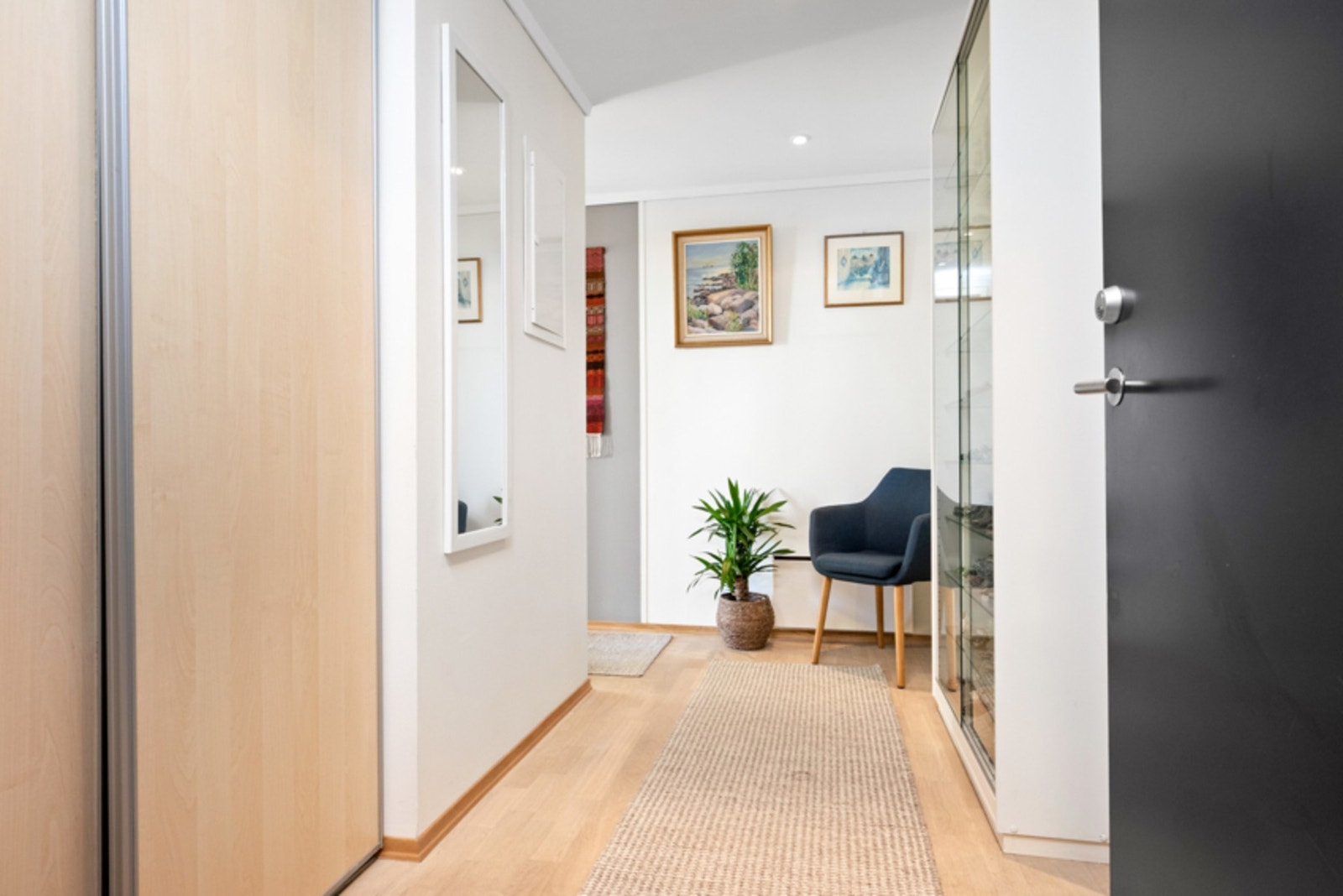 Inne venter en romslig entré med plassbygd skyvedørsgarderobe og god plass til annet, ønskelig møblement. Galleribilde