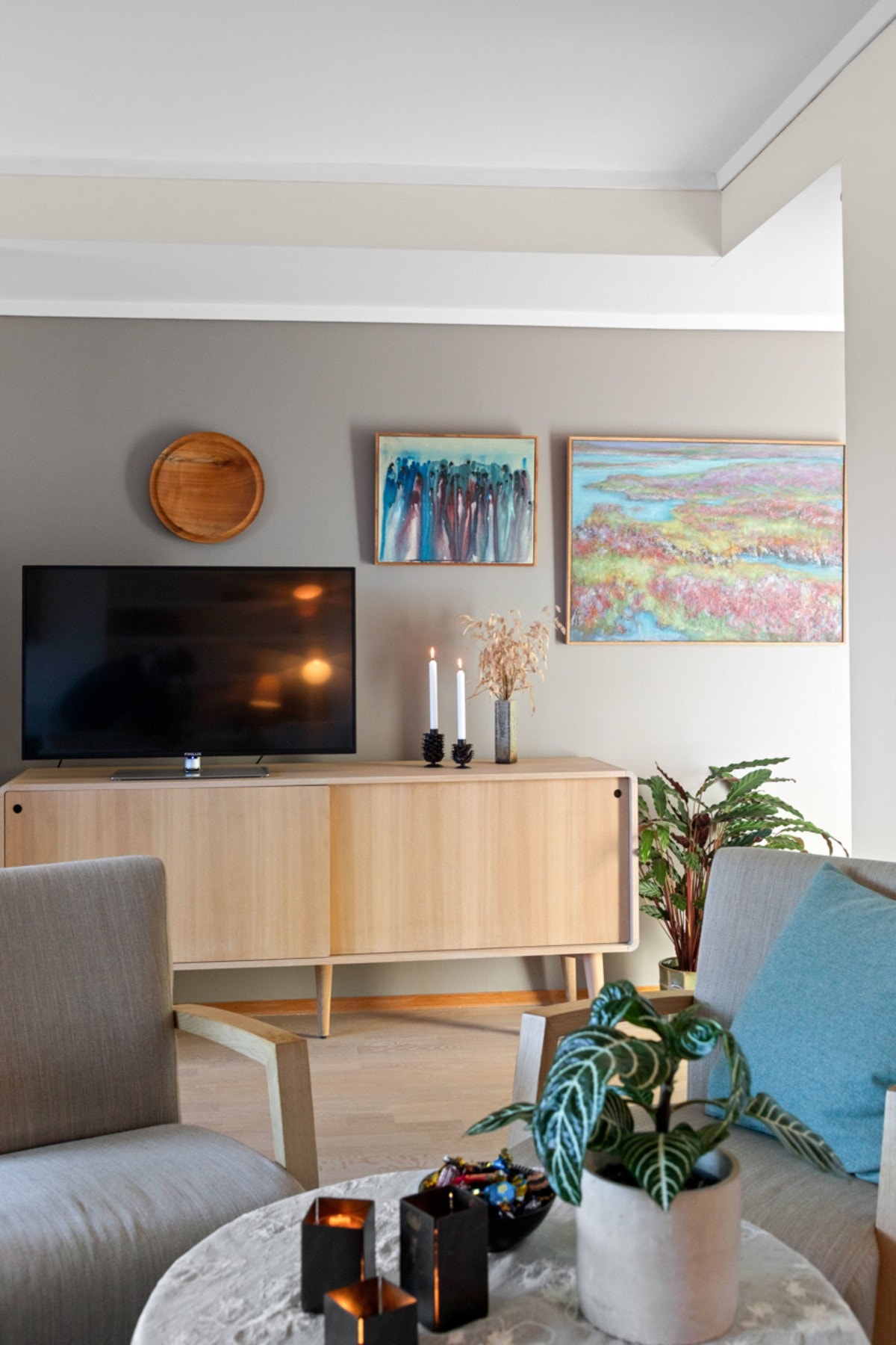 Videre kan stuen skilte med plassbygde hyller, hvite vegger og en gråmalt fondvegg. Galleribilde