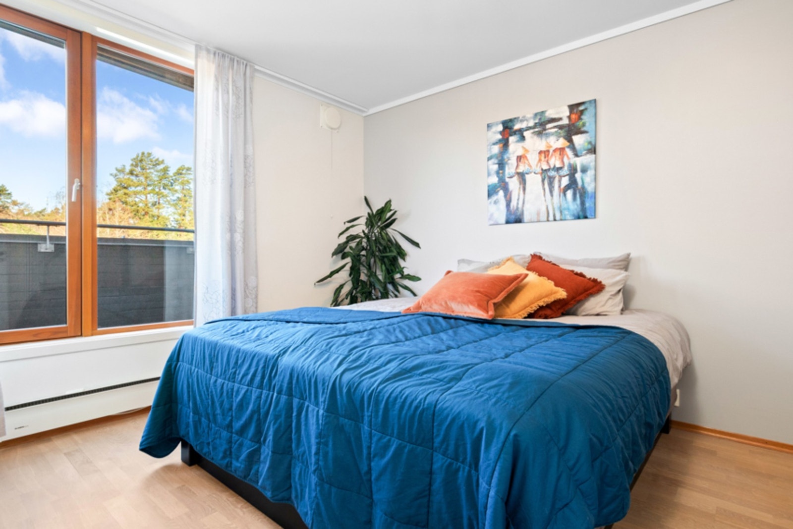 Leiligheten har to pene soverom med store vinduer mot hver sin balkong. Galleribilde