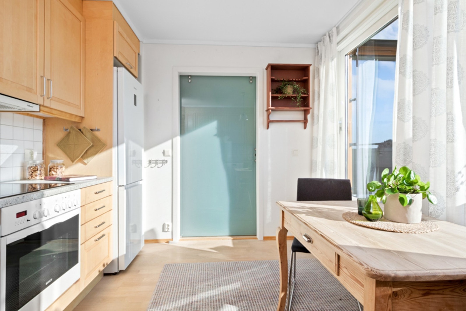 Det er plass til et spisebord, og på varme dager er det deilig å ta med måltidene ut. Galleribilde