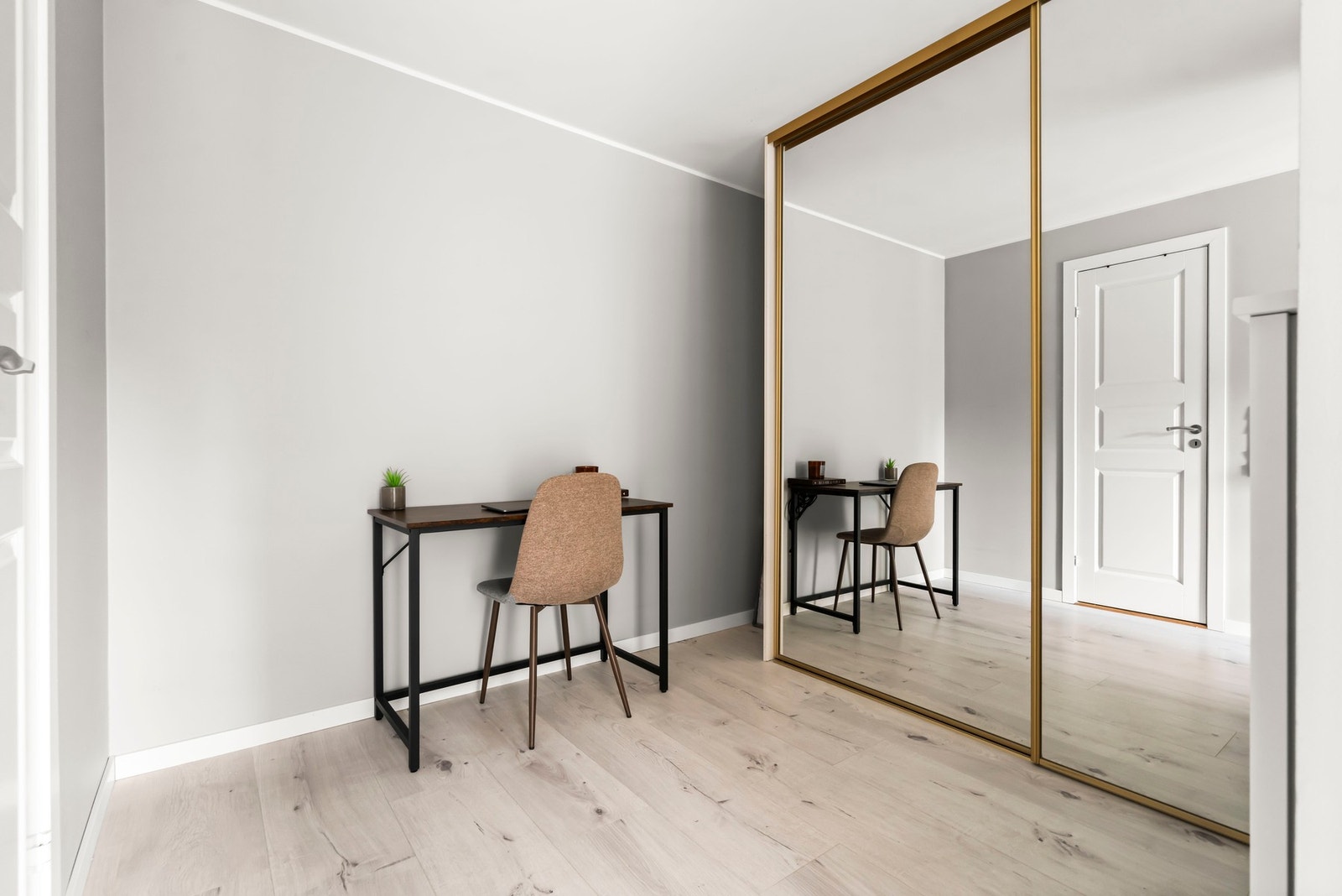 Praktisk walk-in/ hall løsning med oppbevaring og mulighet for kontor/sminkebord. Galleribilde