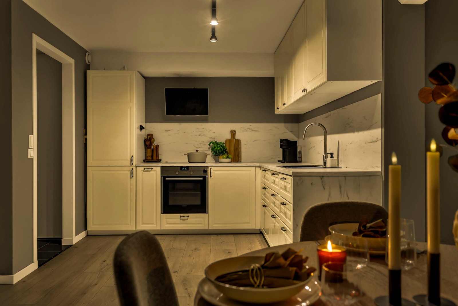 Her lages både raske frokoster og lange middager - funksjonelt kjøkken med god oppbevaringsplass og tidløse materialvalg. Galleribilde