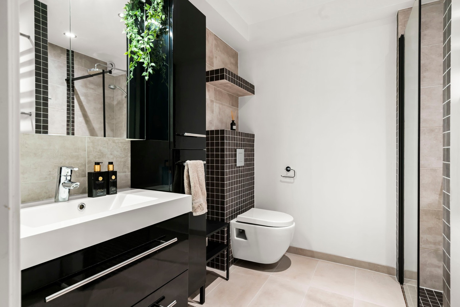 Badet har en behagelig størrelse med plass til alt du trenger. Galleribilde