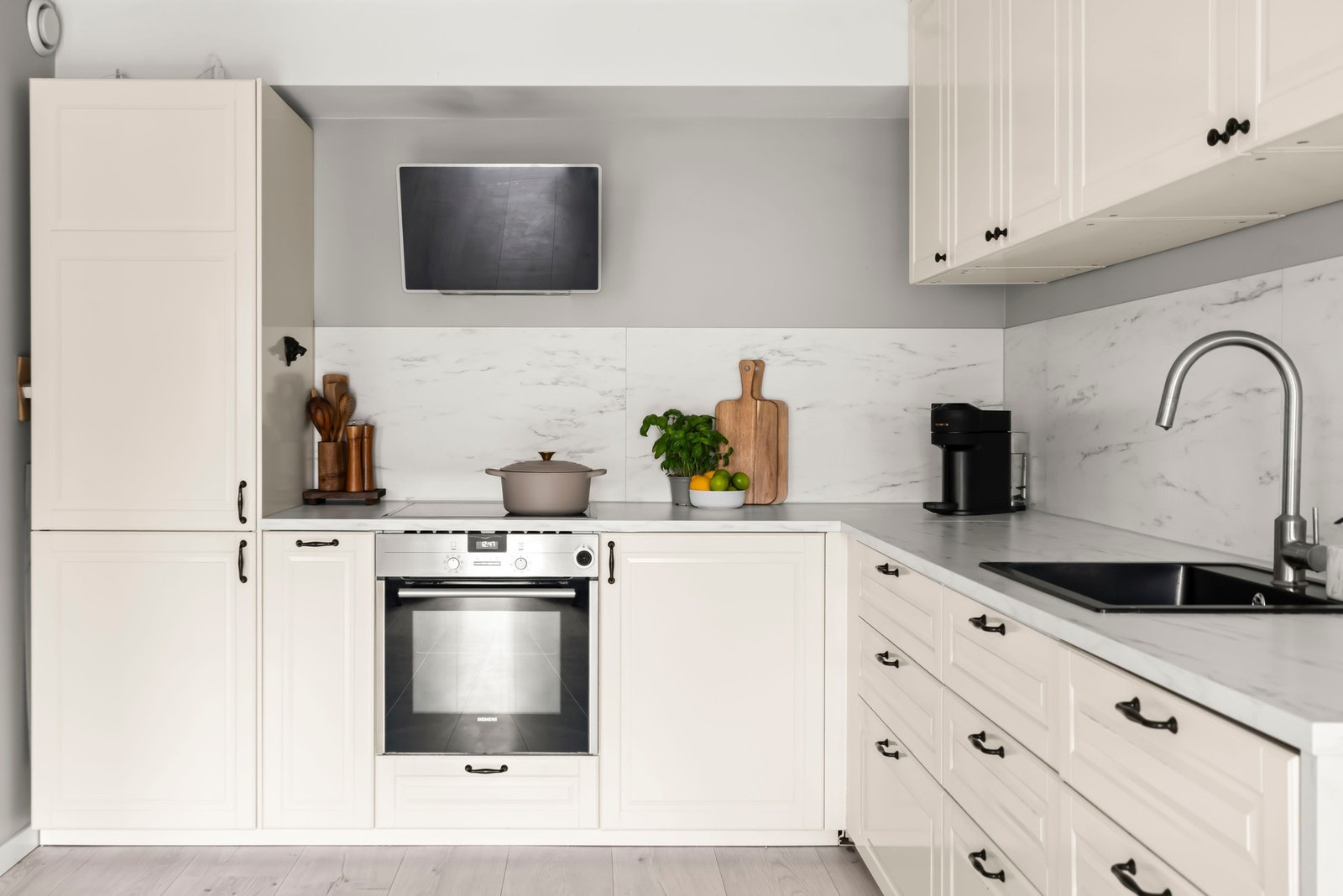 Stilrent kjøkken med gode arbeidsflater, integrerte hvitevarer og rom for både hverdagsmat og store søndagsmiddager. Galleribilde