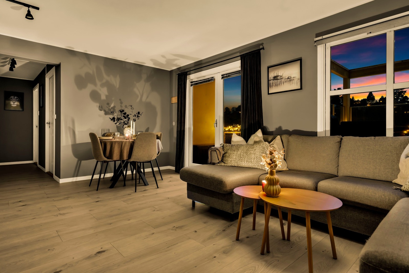 Alt ligger til rette for hyggelige stunder i godt selskap, et hjem som byr på meget høy trivselfaktor. Galleribilde