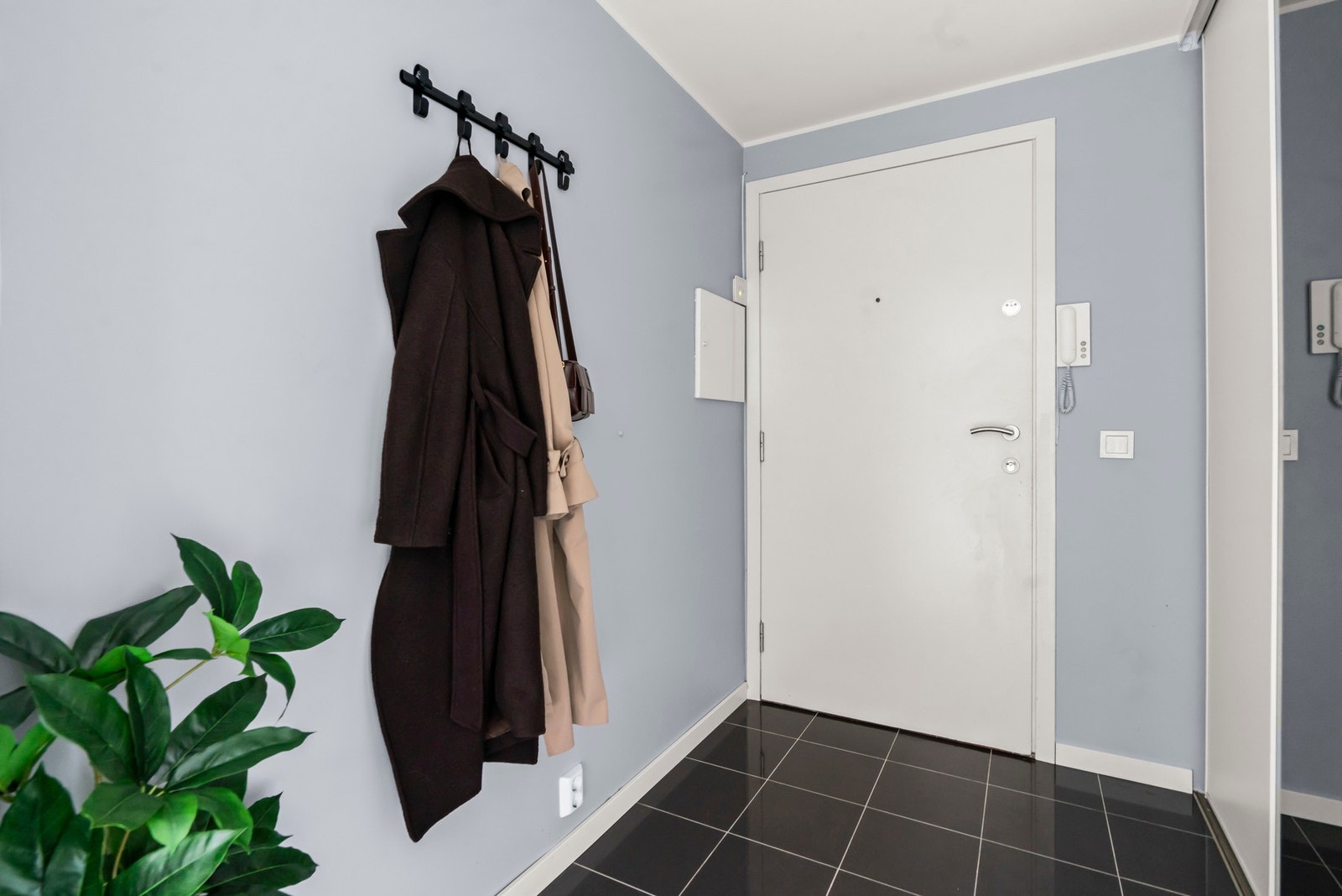 Velkommen hjem - entréen gir et ryddig og oversiktlig førsteinntrykk. Praktisk entré med plass til yttertøy og hverdagslogistikk. Galleribilde