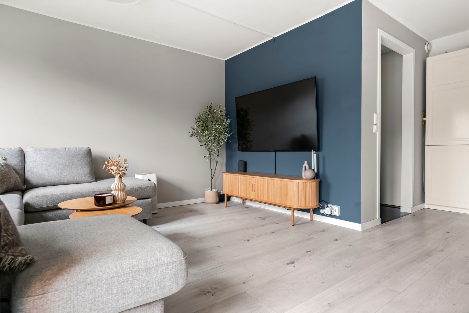 Her er det plass til både sofakrok, spisebord og liv. Galleribilde