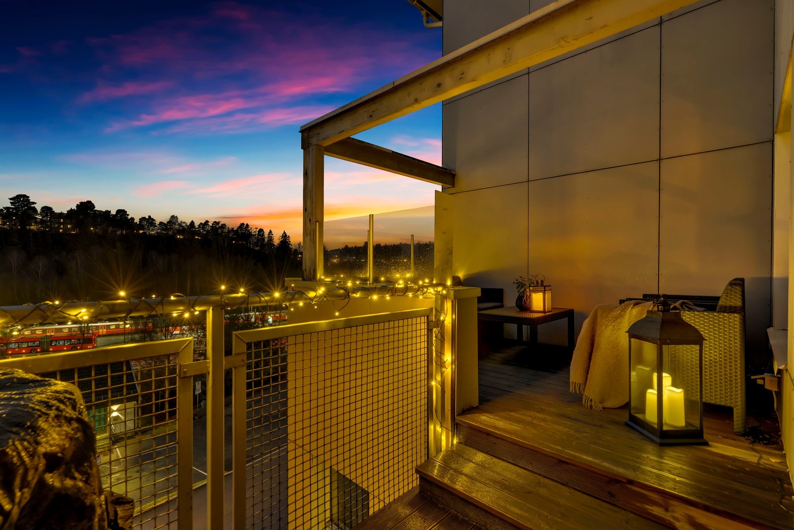 En lys og luftig balkong som inviterer til utemøblering, blomster og lange sommerdager. Galleribilde