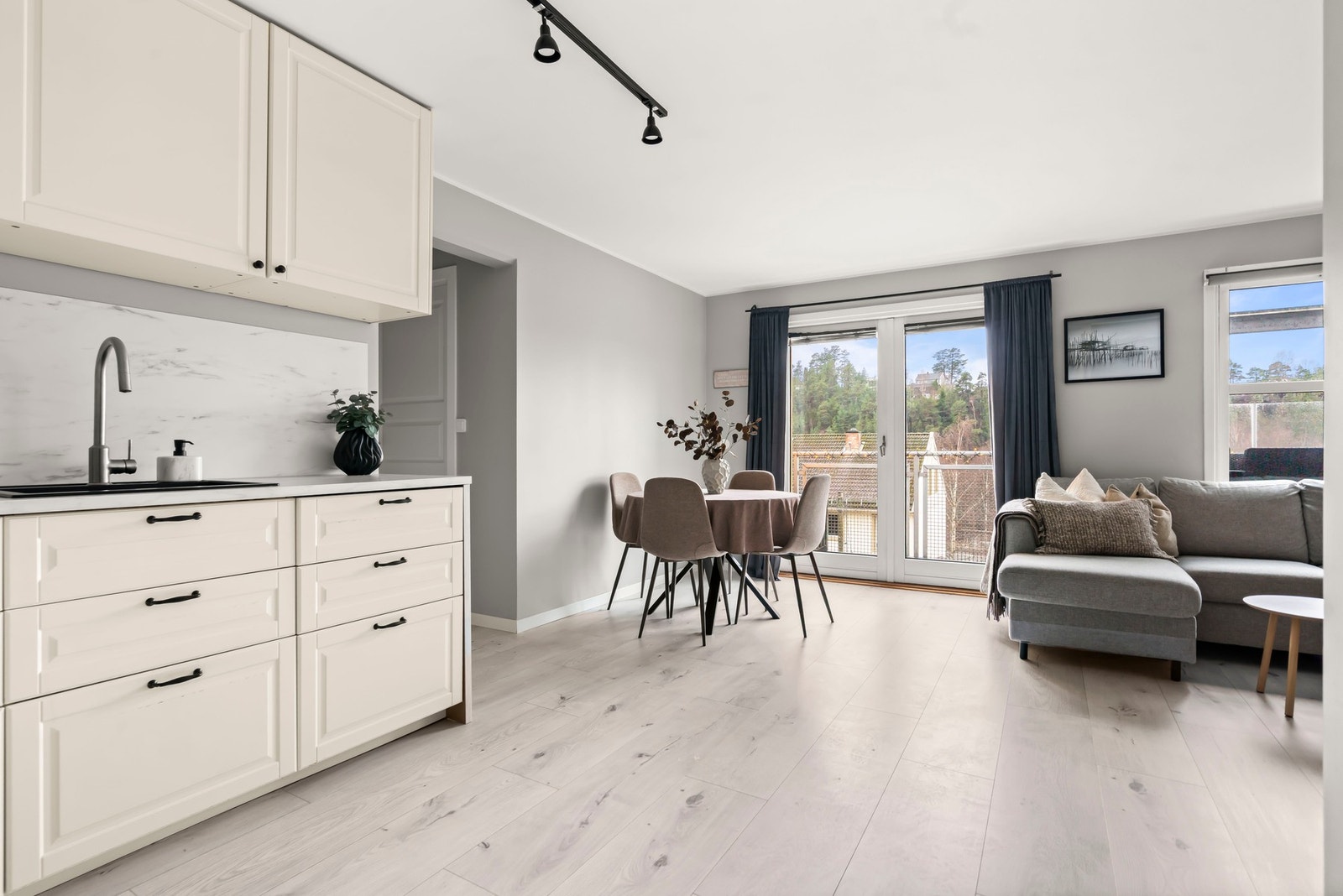 Praktisk og delikat kjøkken med gjennomtenkte detaljer og enkel adkomst til spiseplass. Galleribilde