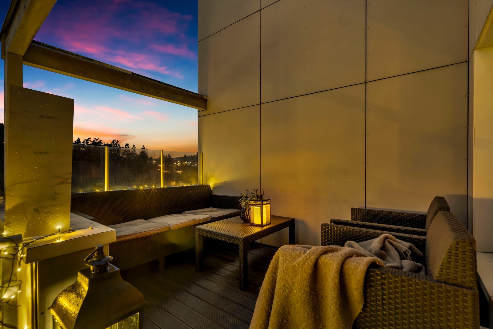 Når kvelden senker seg, blir balkongen et stemningsfullt fristed med plass til både stillhet og samtaler. Galleribilde