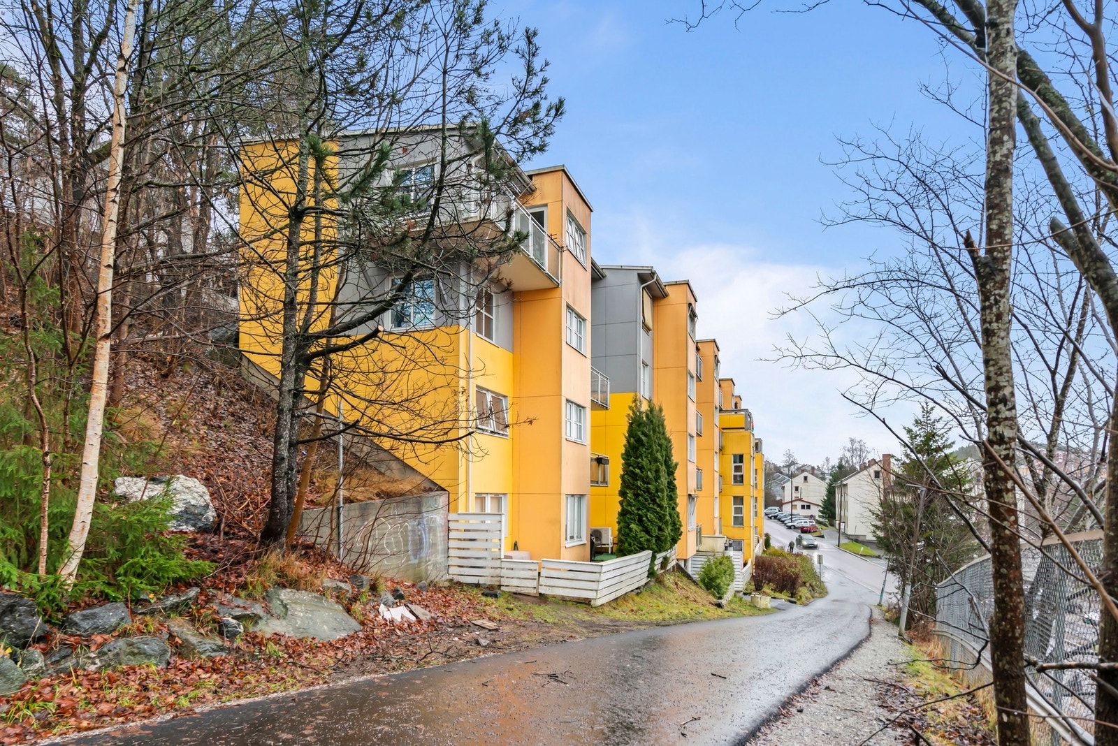 Området har en meget grønn og god beliggenhet, men samtidig rett utenfor dørstokken finner du et hav av muligheter. Dagligvare, mattilbud, og ikke minst 10 min til Oslo med tog! Galleribilde