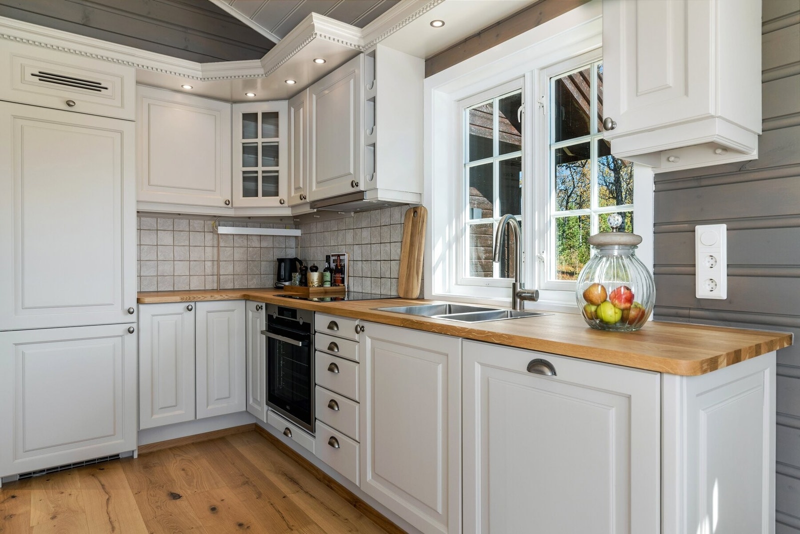 Oppgradert og nymalt heltre kjøkken (2025). Galleribilde