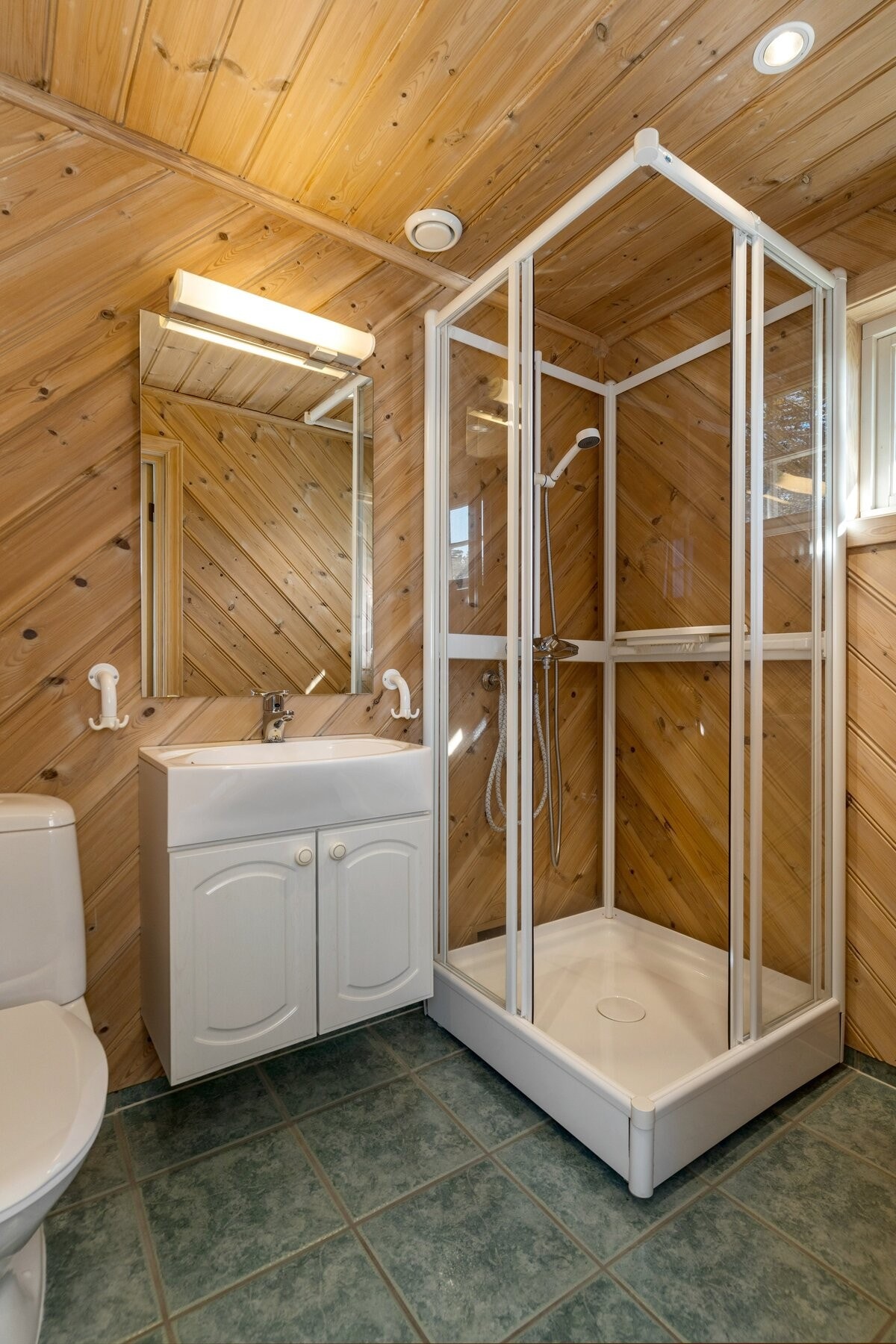 Praktisk ekstra bad med dusjkabinett og klosett. Galleribilde