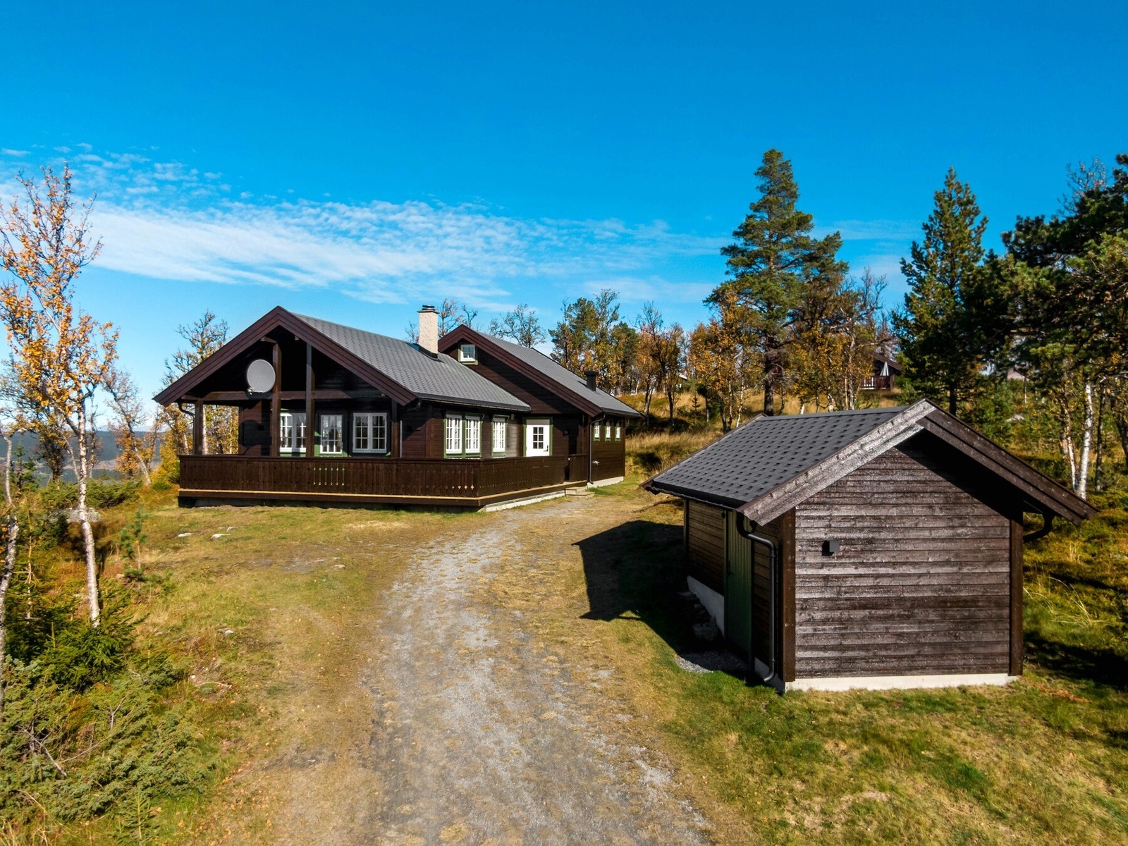 Eiendommen har enkel adkomst og god parkering! Foto: 360 Foto Galleribilde