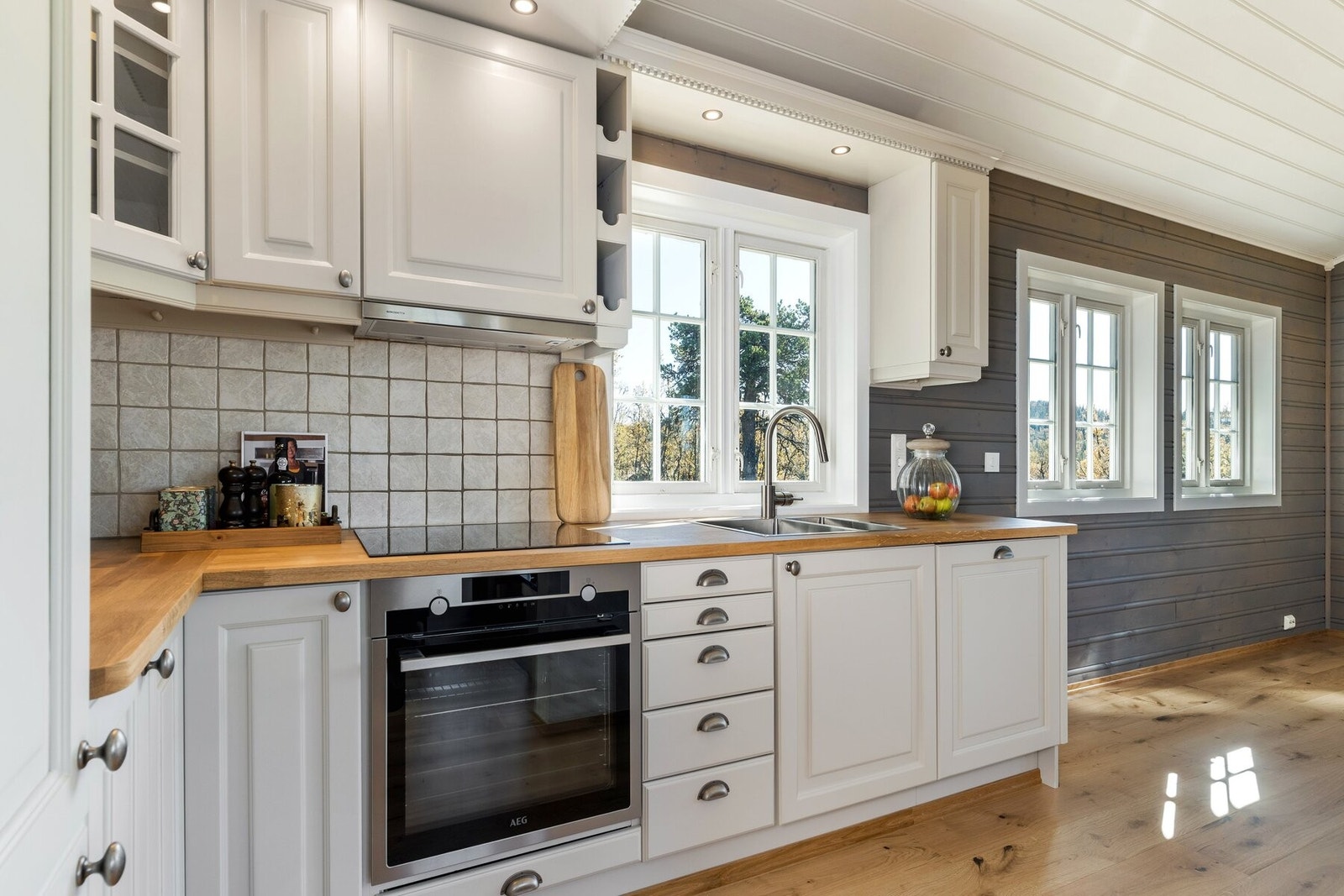 Kjøkkenet har god skap- og benkeplass. Galleribilde