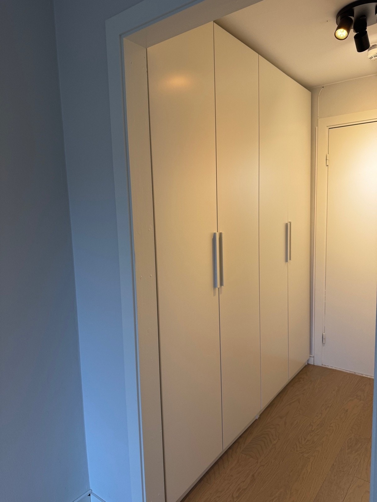 Entrè med store garderobeskap. Galleribilde