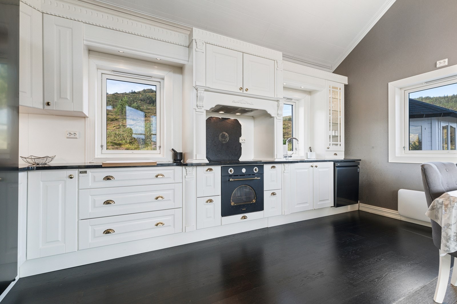 Kjøkkenet har Kvalsvik innredning med profilerte fronter Galleribilde