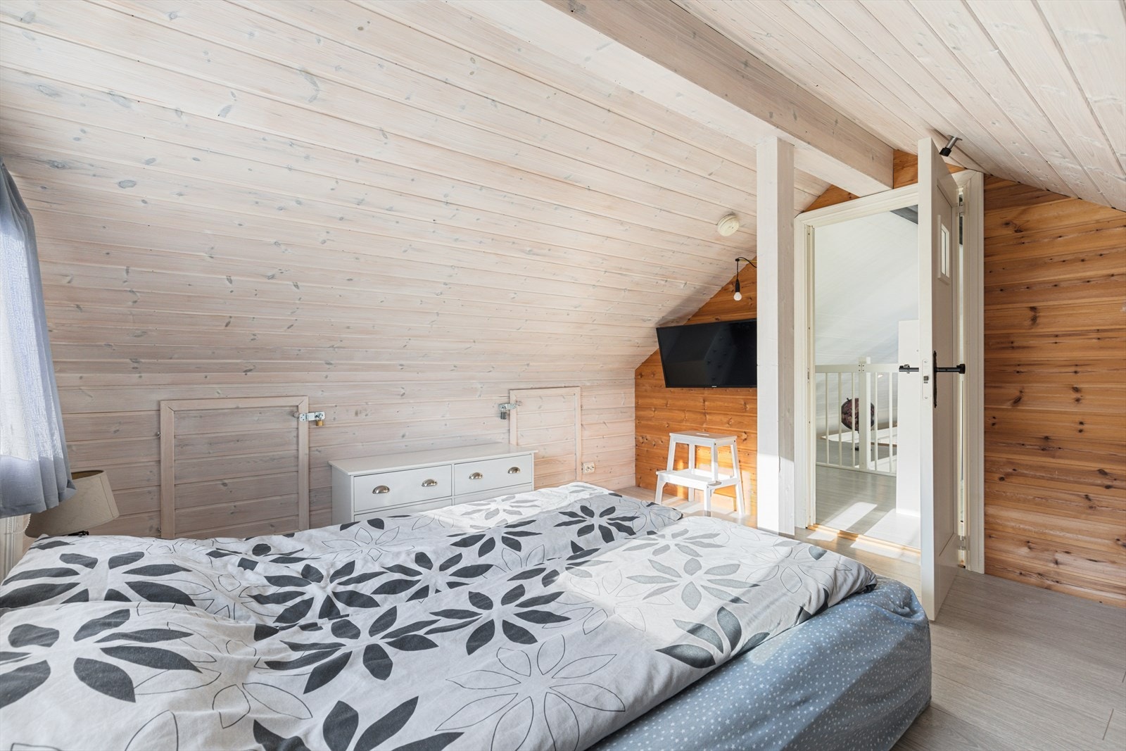 Rom på hems (Godkjent som hems i bygningstegningene, og dermed ikke godkjent til varig opphold) Galleribilde