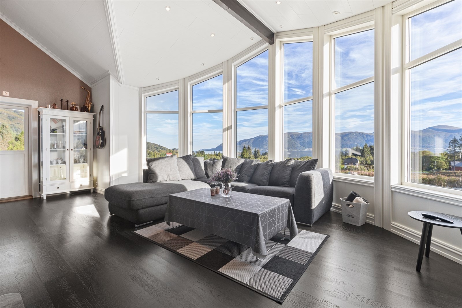 Hytta er lys og luftig med store vindusflater som slipper naturen inn og gir deg fantastisk utsikt over vakre omgivelser Galleribilde