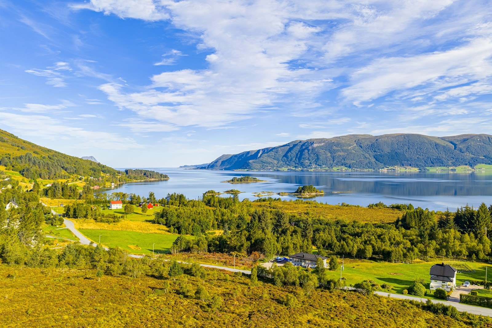 Med Stadlandets unike natur rett utenfor døren har du et uendelig utgangspunkt for friluftsliv, fiske og opplevelser langs kysten Galleribilde