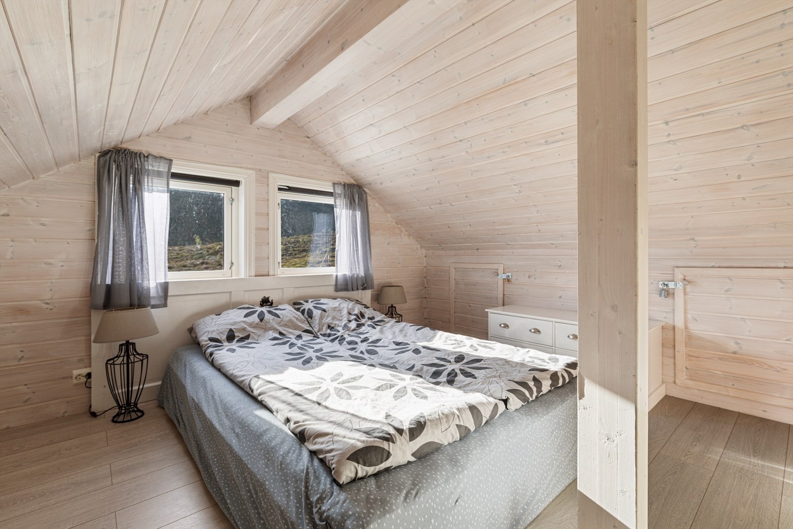 Rom på hems (Godkjent som hems i bygningstegningene, og dermed ikke godkjent til varig opphold) Galleribilde