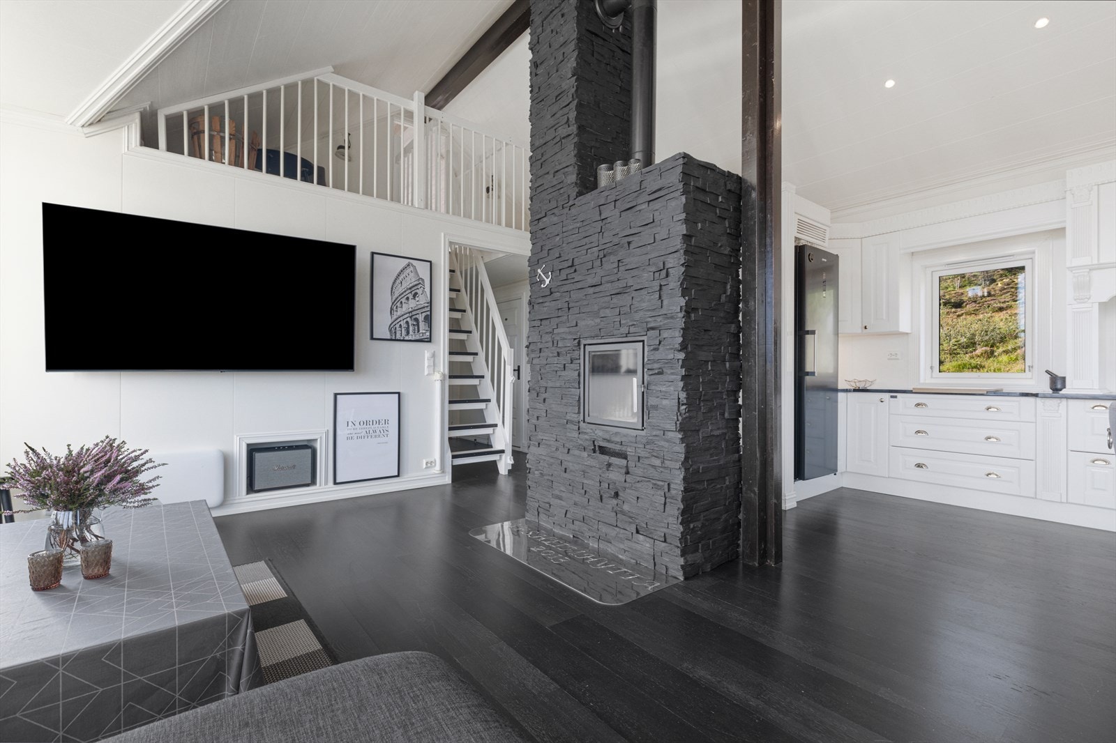 Åpen stue med gulv av laminat Galleribilde