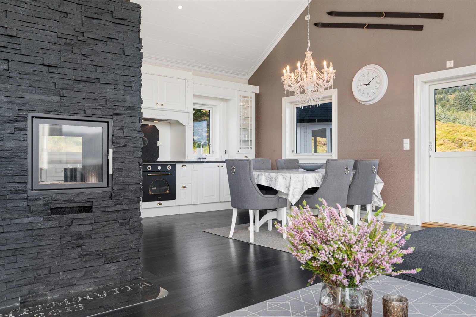 Stue har ekstra takhøyde som gir en god romfølelse Galleribilde