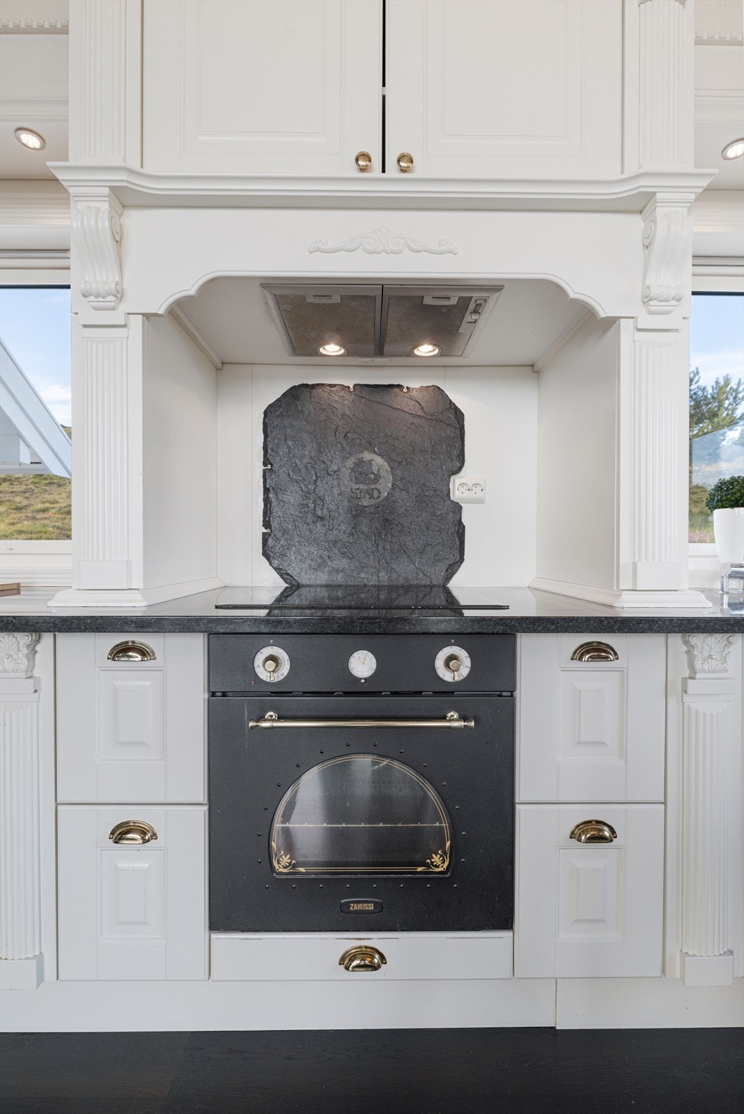 Lyst kjøkken som står i stil med hytten Galleribilde