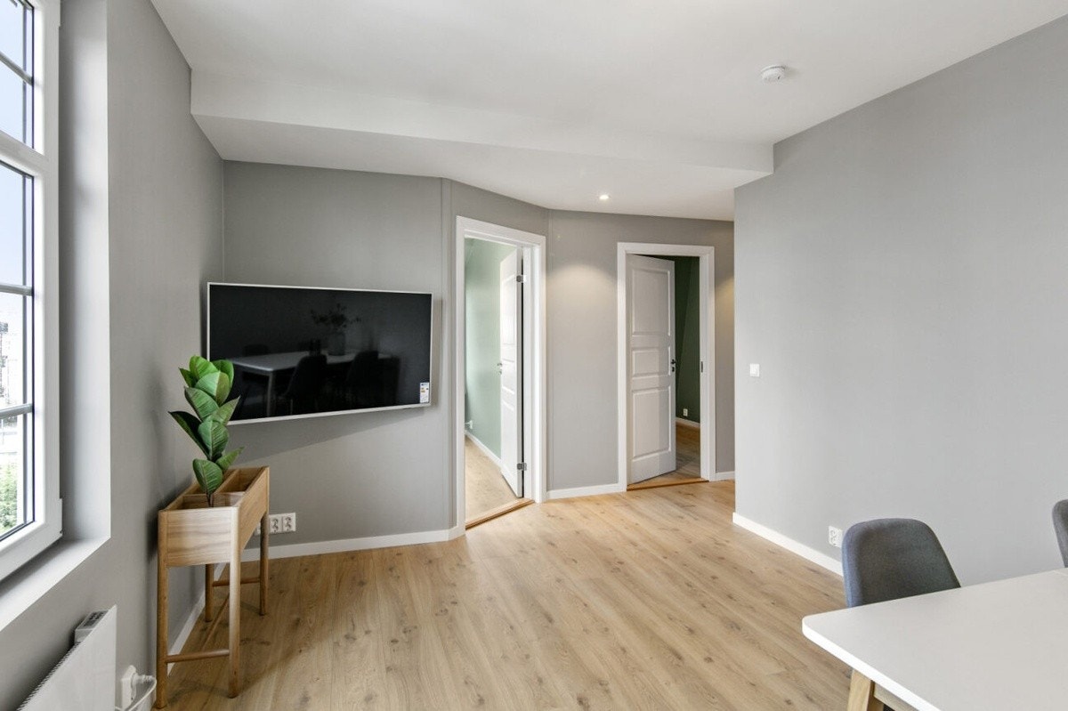 Det er satt inn en stor tv i stuen. Galleribilde