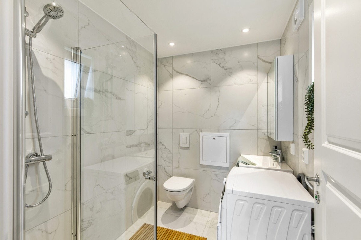 Badet har nye fliser fra 2024. Galleribilde