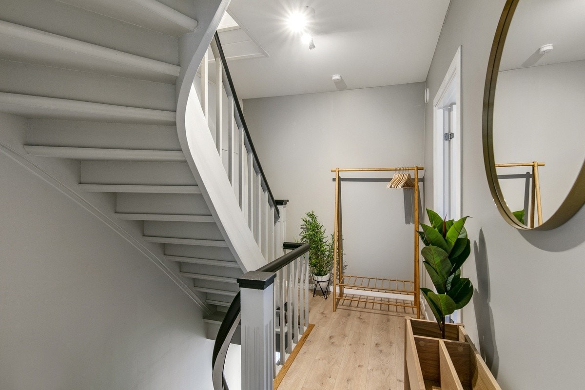 Gangen har plass til sko og jakker Galleribilde