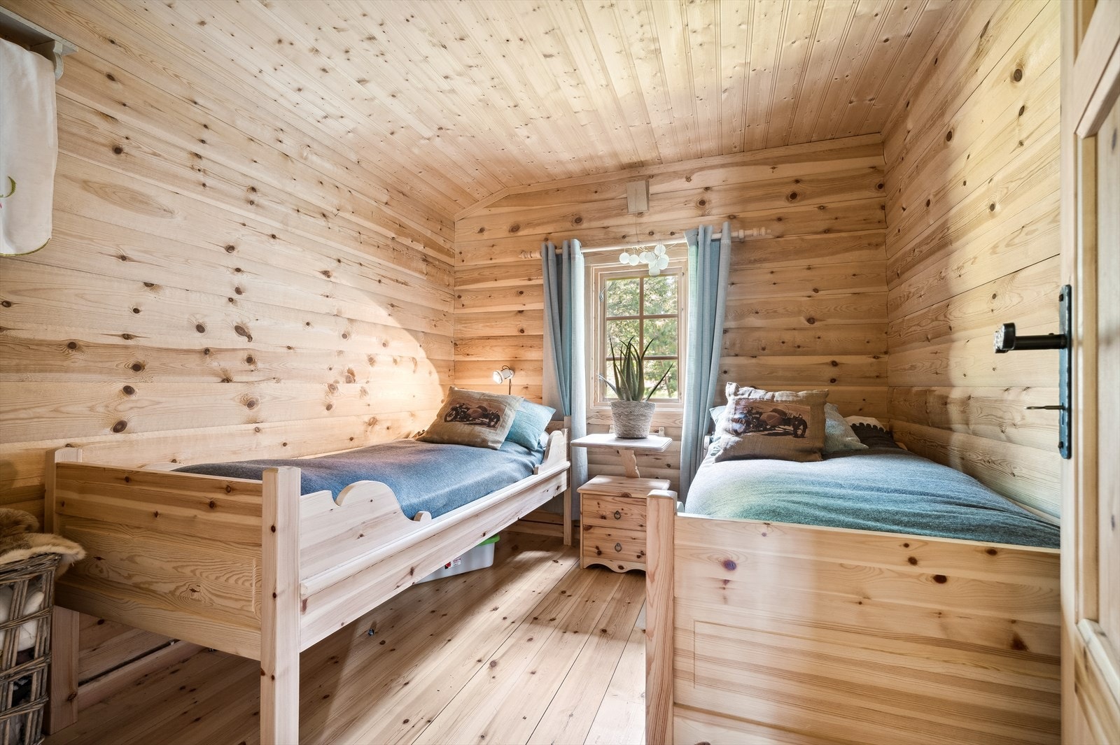 Trivelig og lyst soverom med god plass til 2 sender evt. dobbelseng. Galleribilde