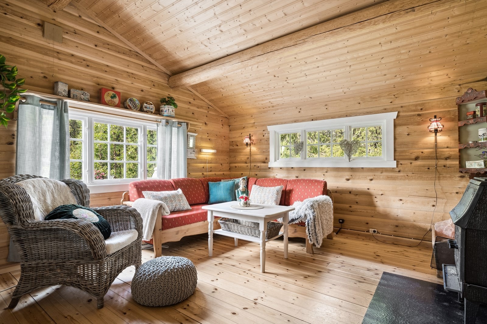 Trivelig stue med stor takhøyde og store vindusflater som gir godt med lysinnslipp. Galleribilde