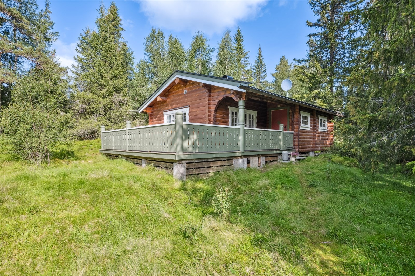 Hytta har en usjenert og privat beliggenhet. Solrik terrasse. Galleribilde