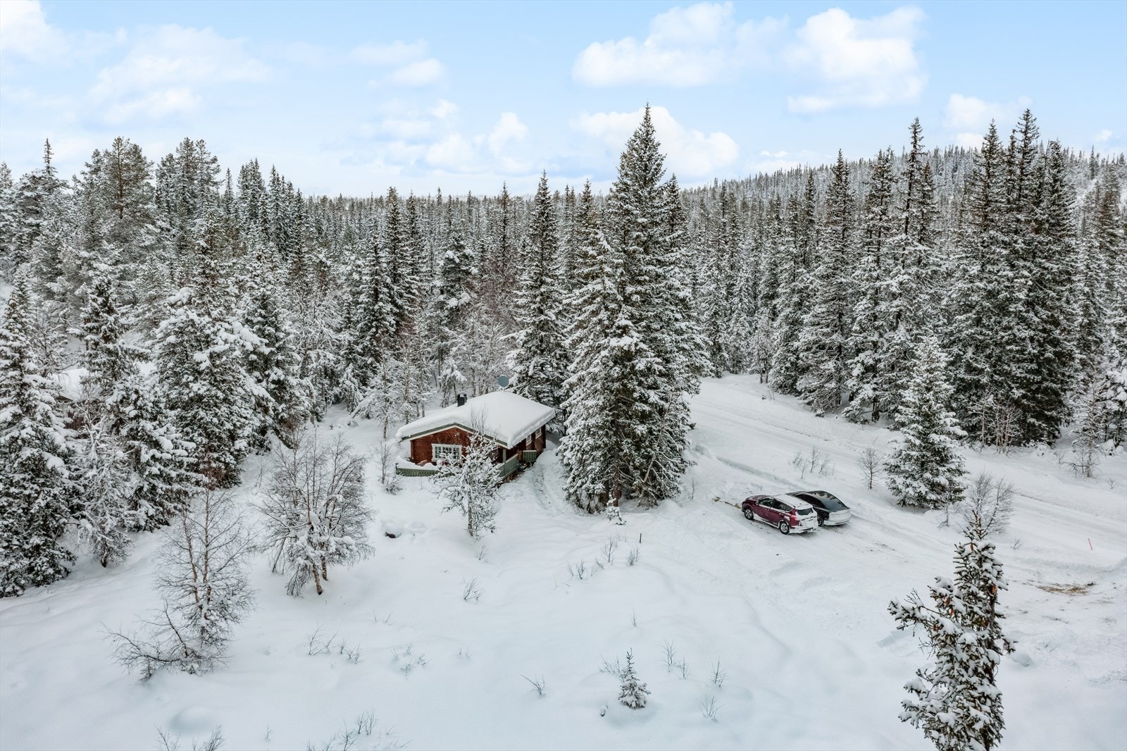 Parkering med plass til flere biler. Galleribilde