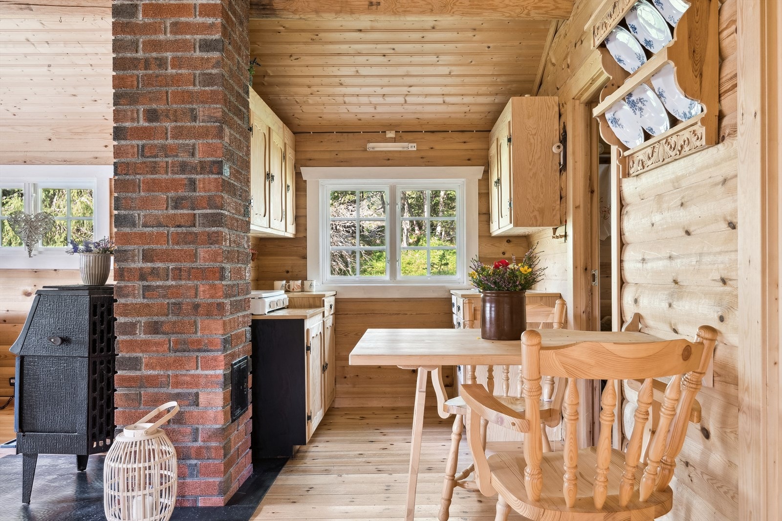 Koselig kjøkkeninnredning med glatte fronter. Galleribilde