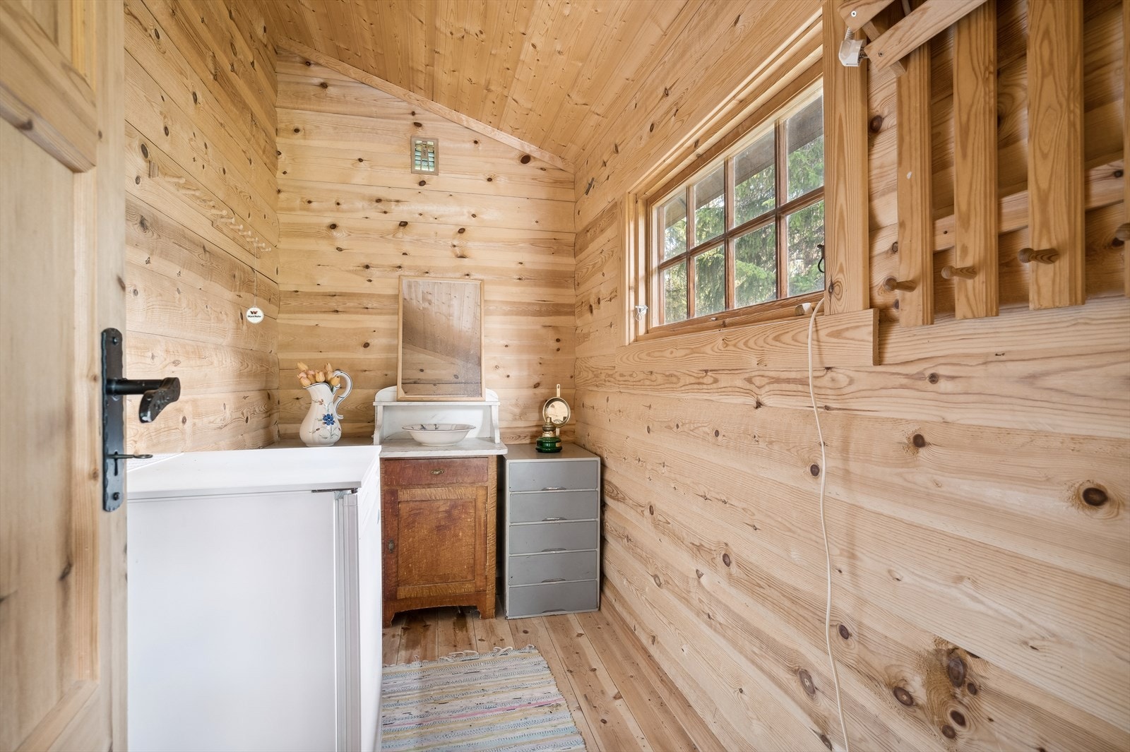 Rom for lagring og muligheter for å henge av seg yttertøy. Galleribilde