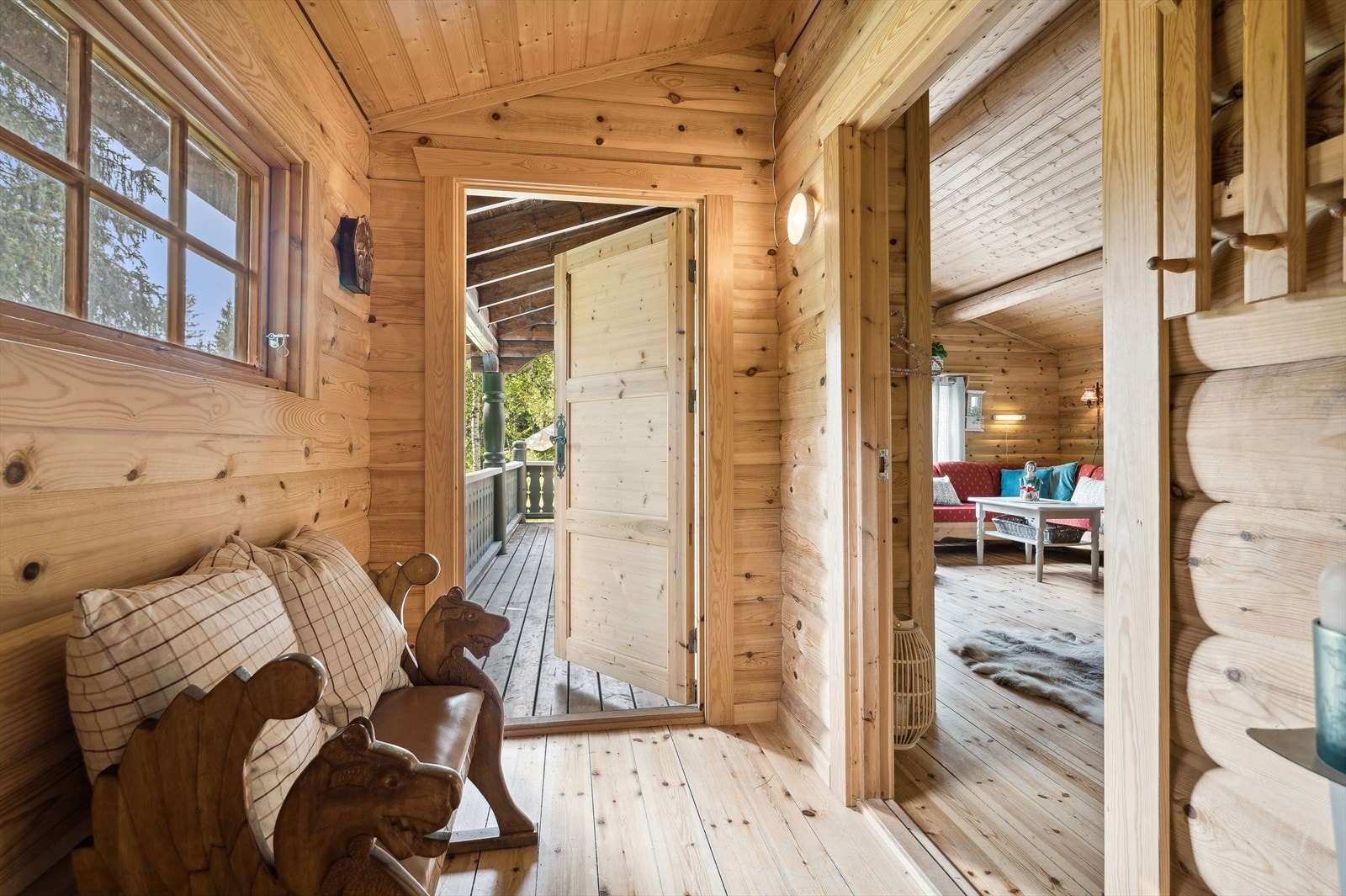 Entrè med utgang til solrik terrasse. Galleribilde