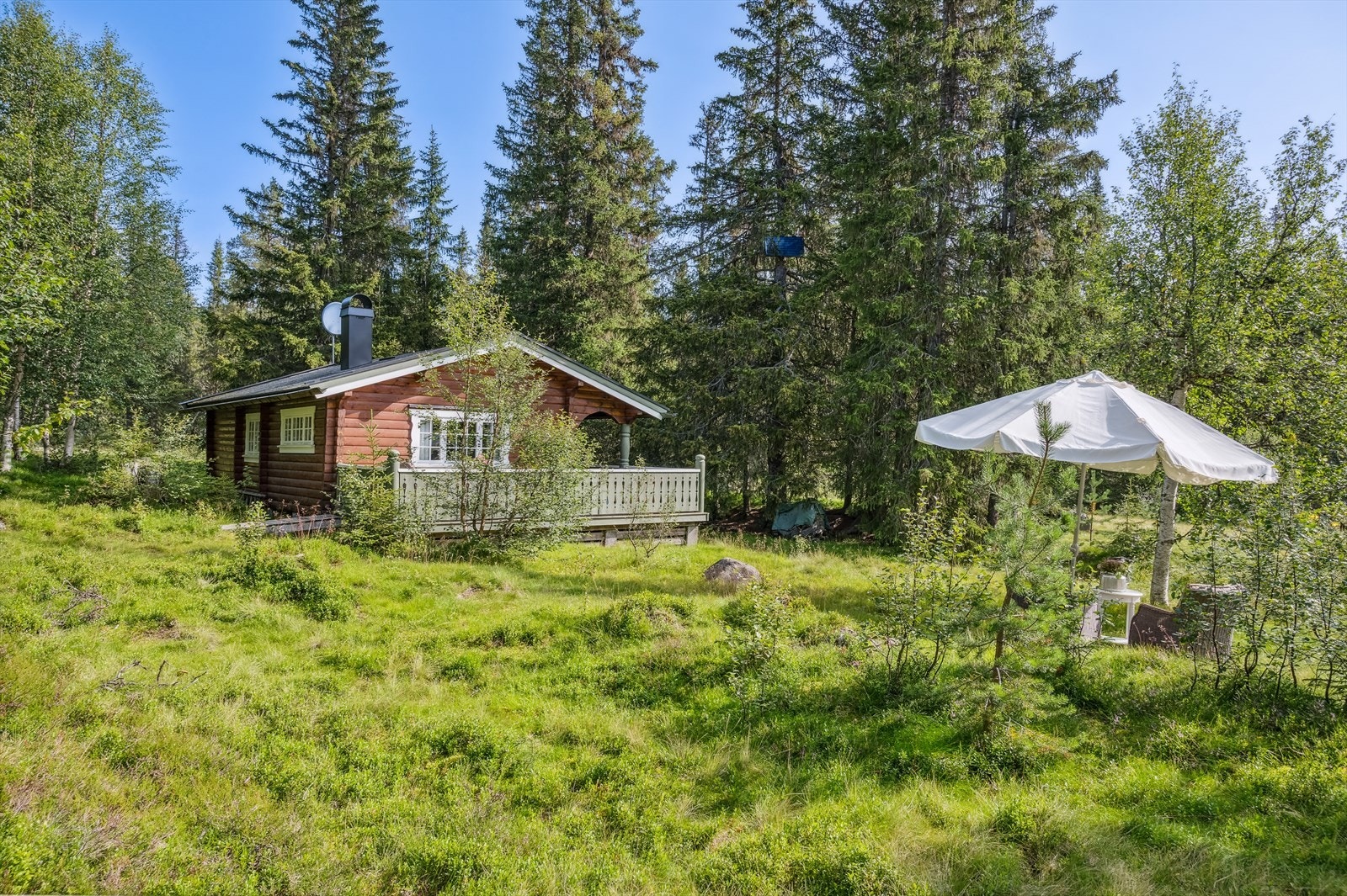 Her vil du trives! Koselig uteplass på tunet hvor man kan nyte en god kopp kaffe i fred og ro. Galleribilde