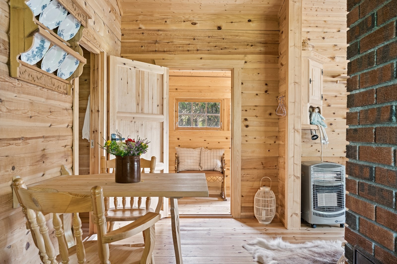 Fra kjøkkenet med inngang til ett av soverommene. Galleribilde