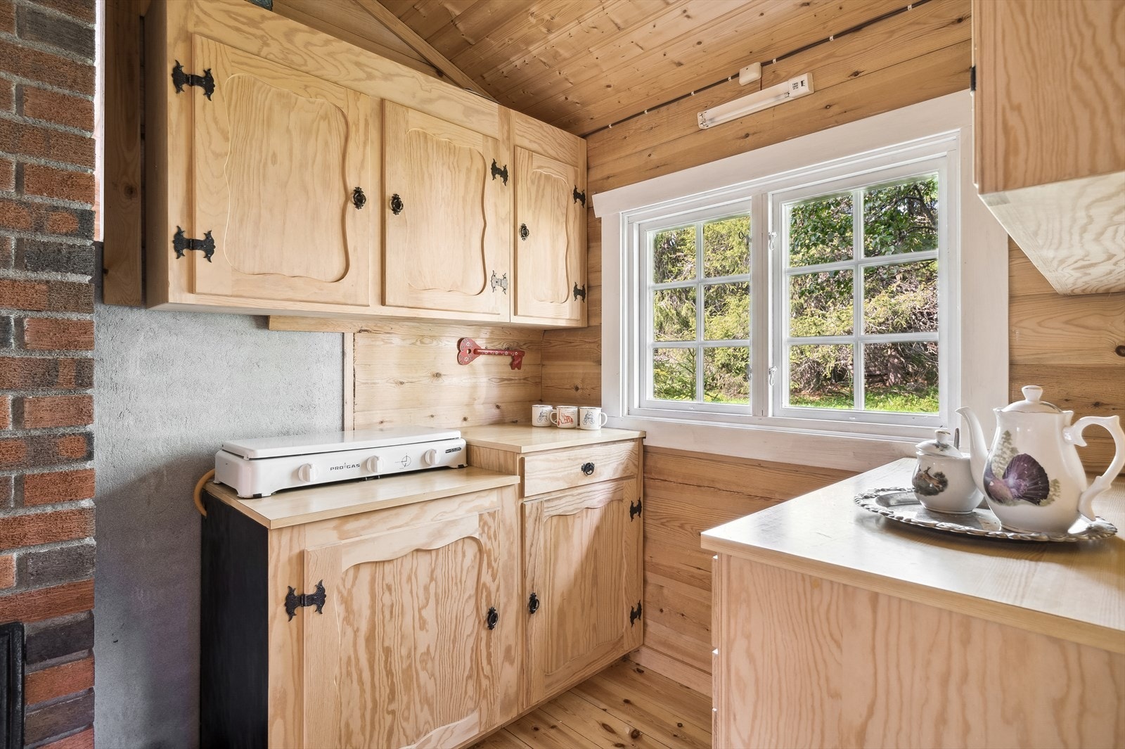 Godt med skapplass. Benkeplater av laminat. Gassbluss. Galleribilde