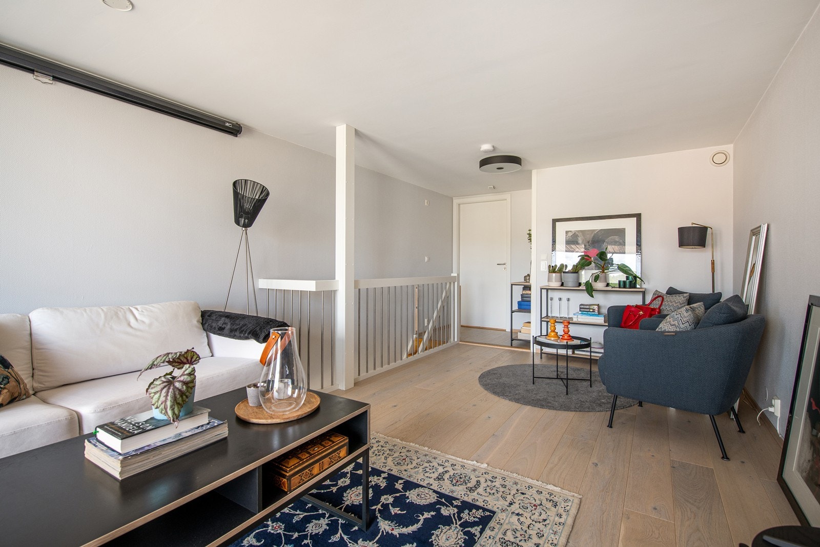 Her har du en stor stue med godt om plass til en sofagruppe og et lite kontor om man ønsker Galleribilde