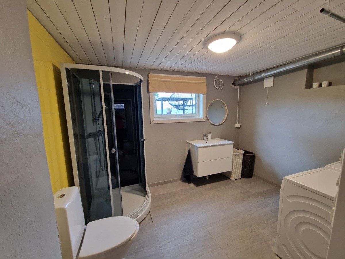 Bad med vaskemaskin Galleribilde