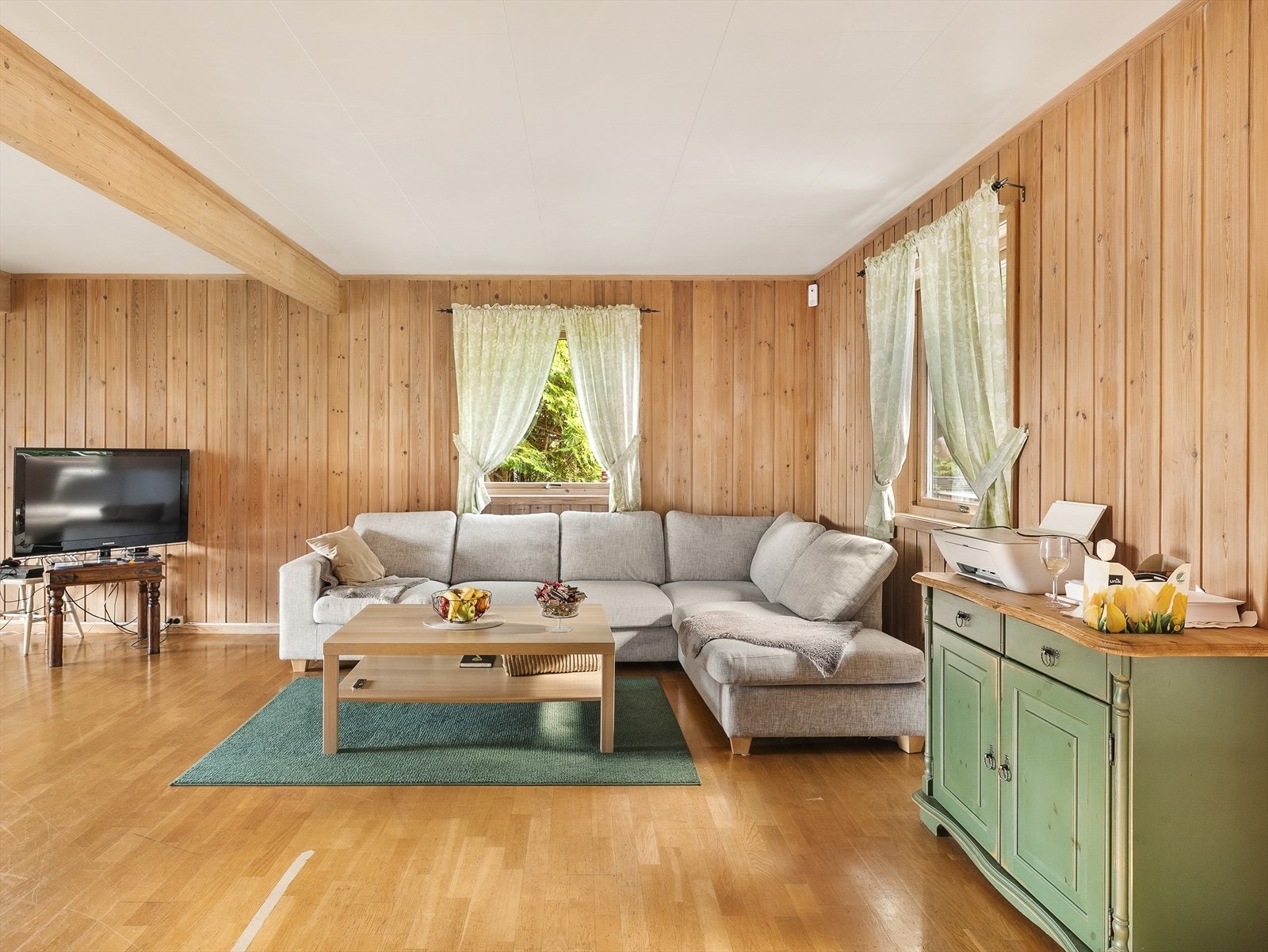 Rikelig med plass for en komfortabel sofagruppe for avslapning og hygge. Galleribilde