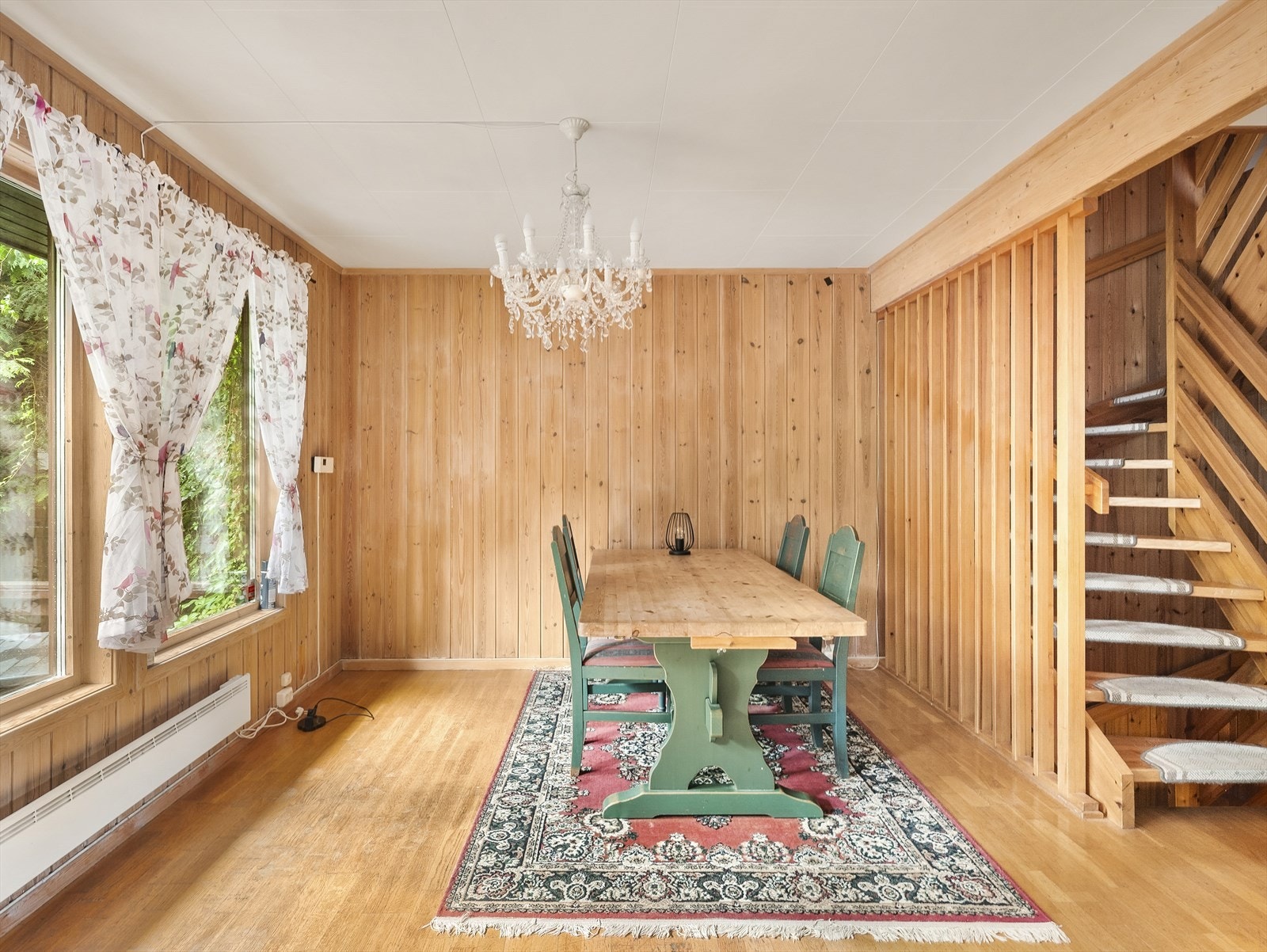 Spisestuen har god plass til langbord for hyggelige sammenkomster. Galleribilde