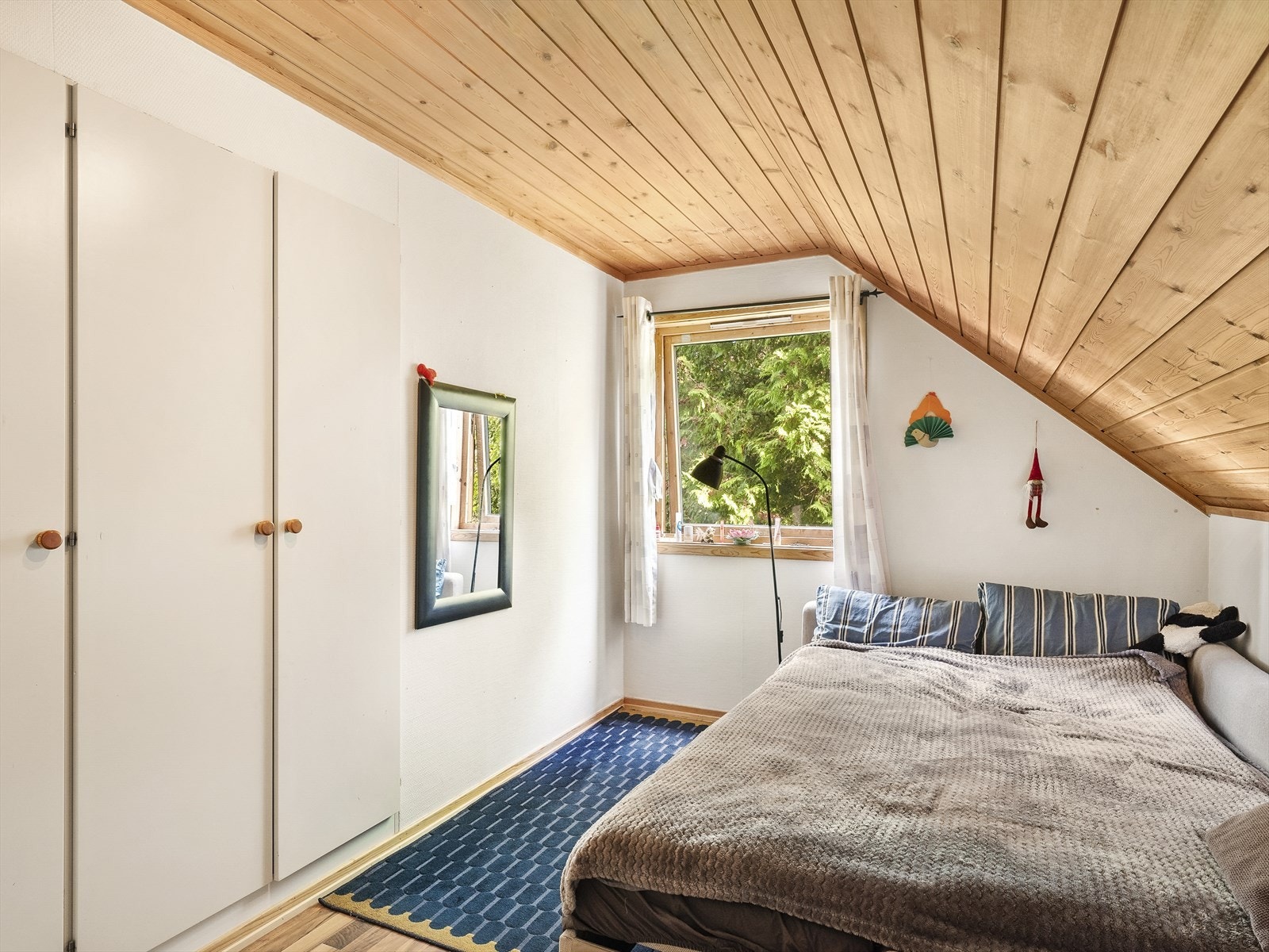 Koselig soverom med sjarmerende skråtak og god garderobeplass. Galleribilde