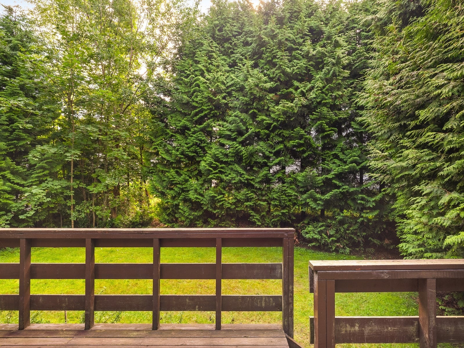 Terrassen på ca. 25m² med nedgang til en usjenert og fredelig hage.. Galleribilde