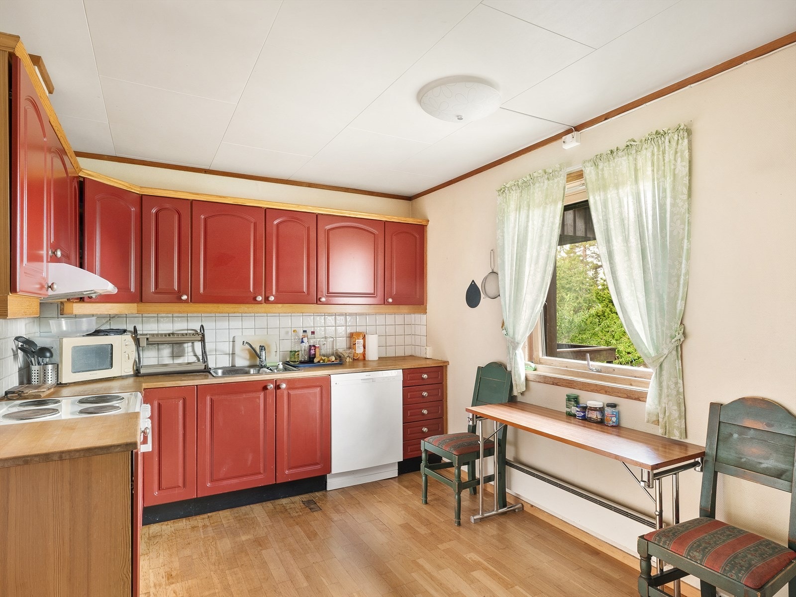 Sjarmerende kjøkken med klassisk innredning og plass til spisebord. Galleribilde